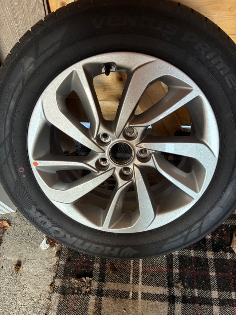 Hyundai 17in alloy wheel & tyre 