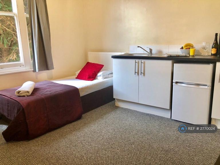 1 bedroom in Waterden Road, Guildford, GU1 (#2770024)