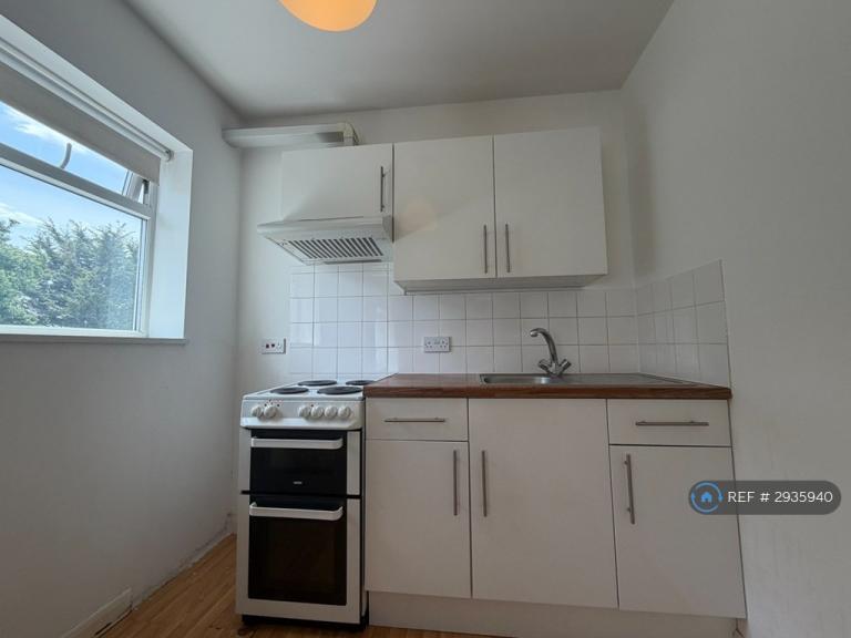 Studio flat in Woodstock Avenue, London, NW11 (#2935940)