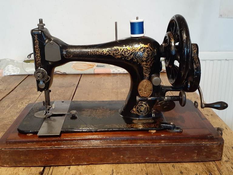 Vintage Singer Sewing Machine working perfectly
