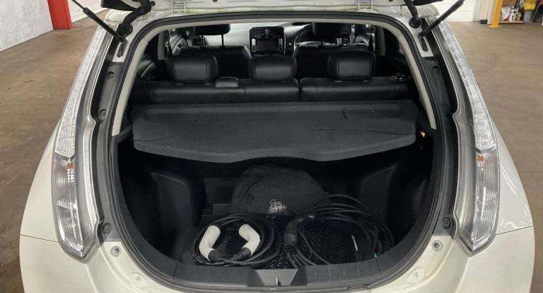 NISSAN LEAF 24kWh Tekna Electric Automatic White 5dr SATNAV+LEATHER+LOWMILES