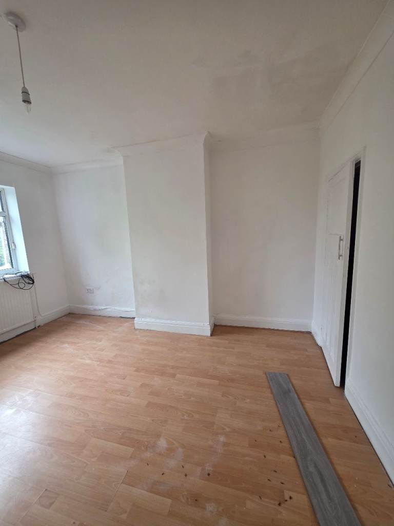 2 BEDROOM FLAT IN  NEWTON HEATH, ABOVE SHOP 