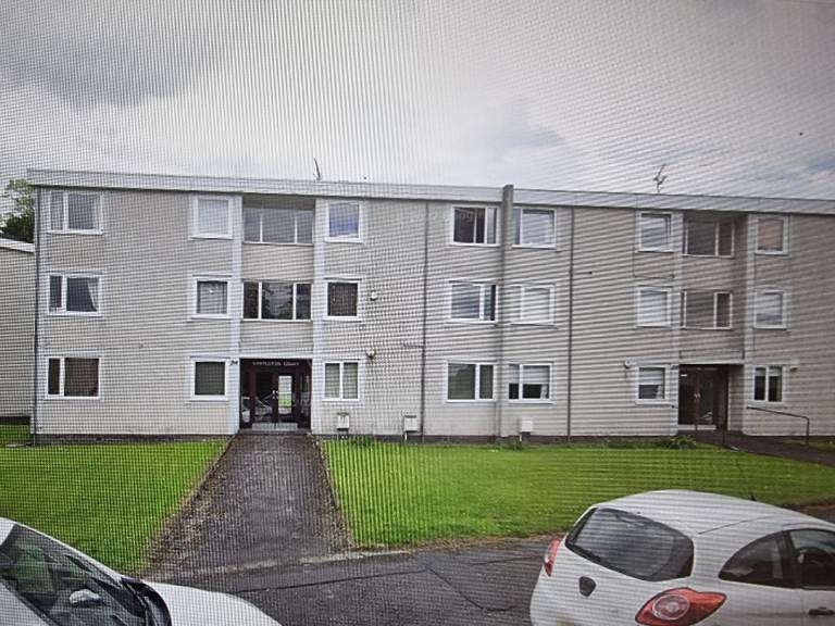 Spacious Ground Floor One-Bedroom Property to Rent – Newton Mearns, G77
