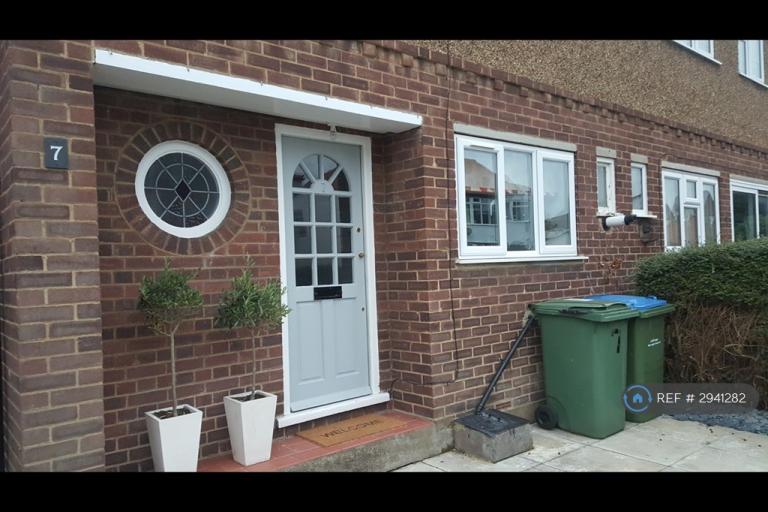 3 bedroom house in Lovelace Gardens, Hersham, Walton-On-Thames, KT12 (3 bed) (#2941282)