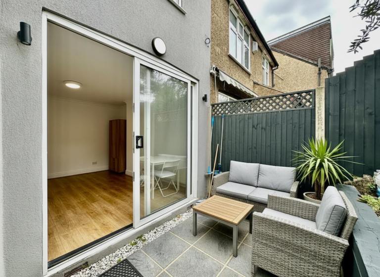 Rent 2 Double Rooms close to Luton Airport 