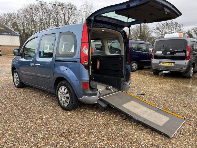 RENAULT Kangoo WHEELCHAIR ACCESSIBLE VEHICLE WAV 1.5 dCi Expression 2011