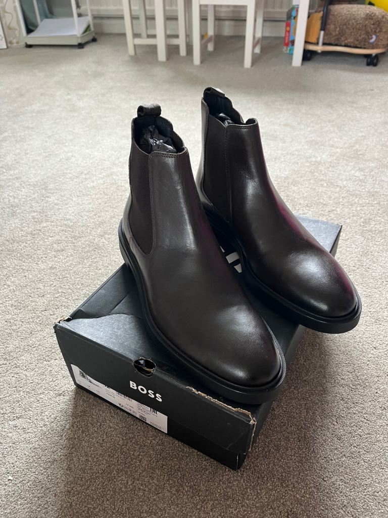 Brand new men’s boss Chelsea boots  size 10