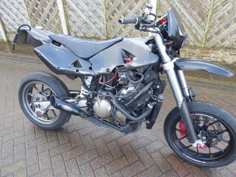 HUSQVARNA 610 SUPER MOTO FITTED WITH A KAWASAKI ZX6 MOTOR