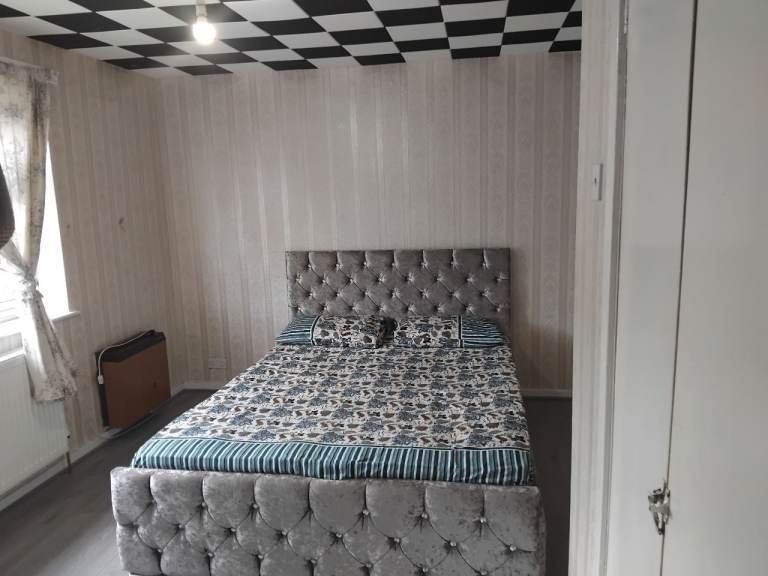 Private room for femaled in a shared property oldham greater manchester