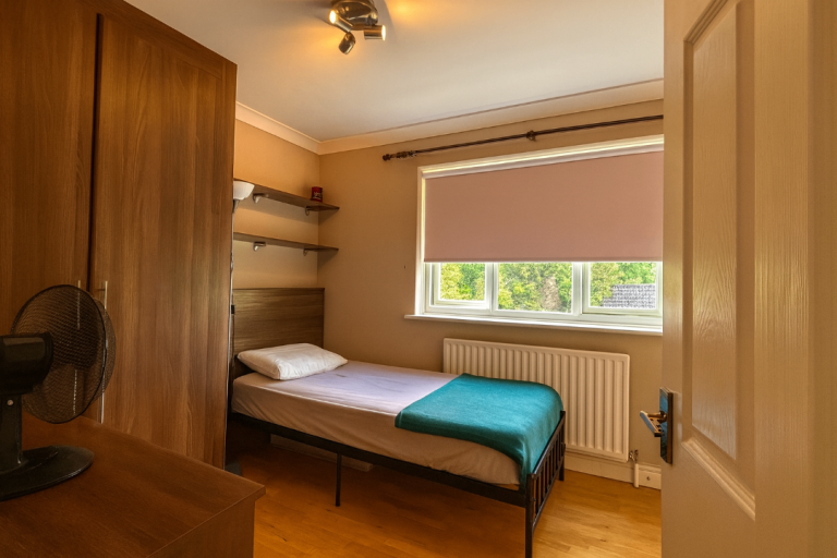 Room for rent: small double room for one person near Hillingdon Hospital and Brunel University.
