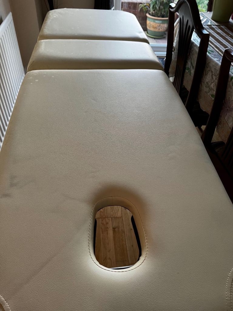 Mobile massage table with accessories 