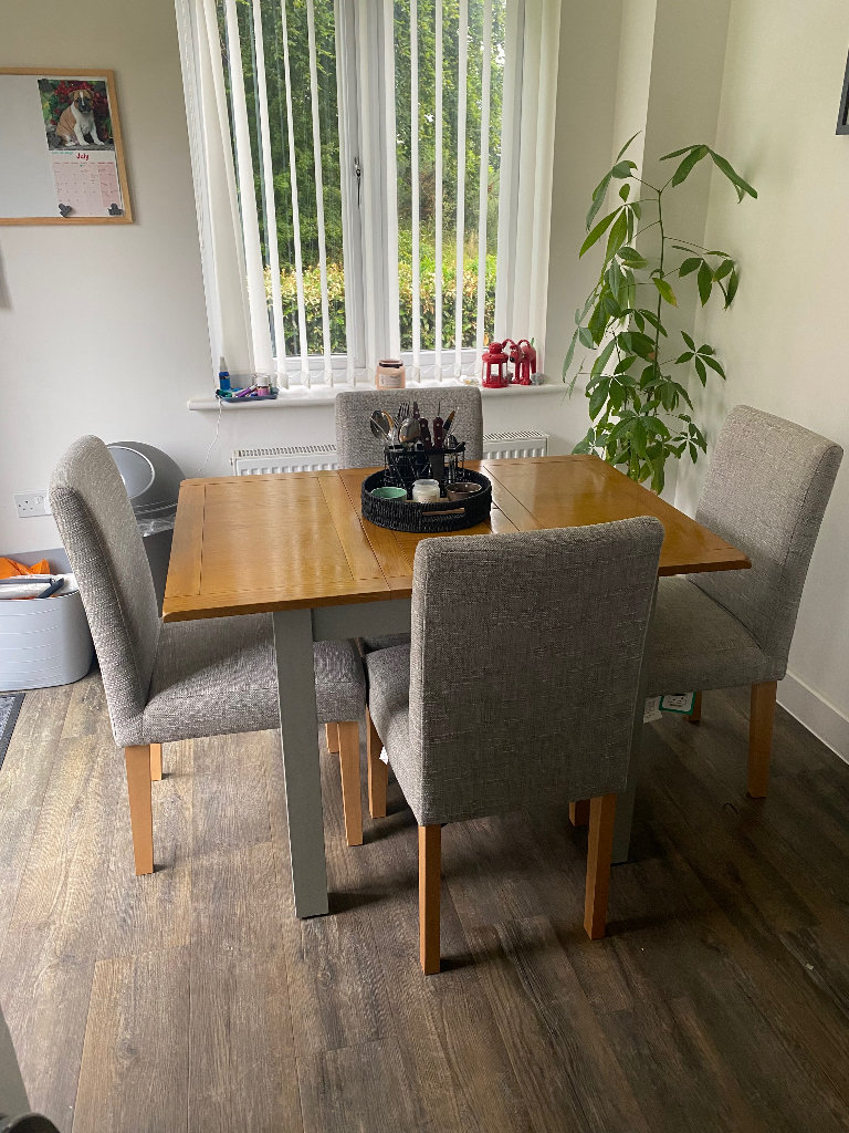 Extendable Dining Table & Chairs 