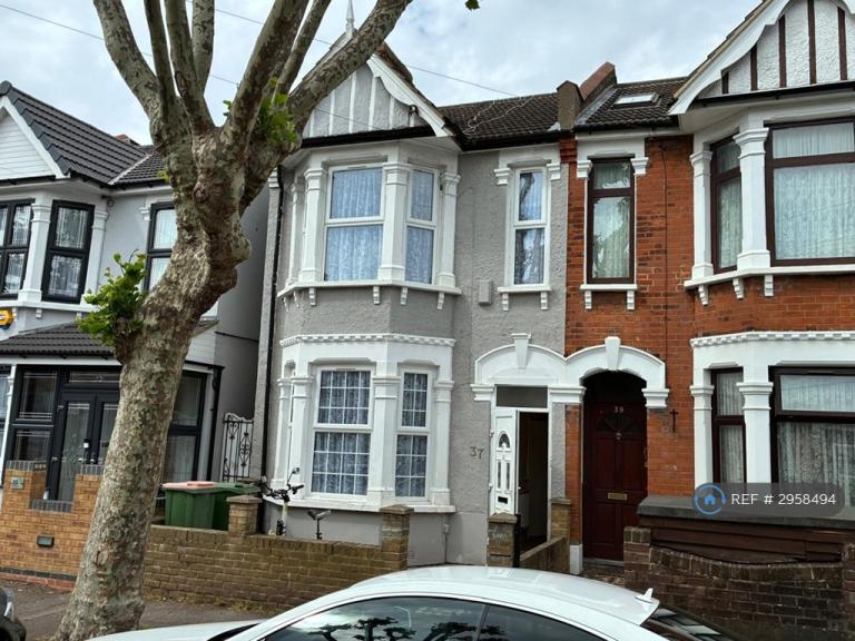 4 bedroom house in Lichfield Road, London, E6 (4 bed) (#2958494)