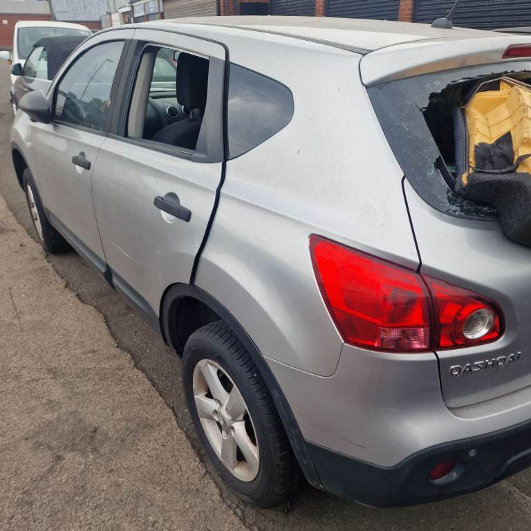 Breaking spare parts nissan qashqai silver 2007