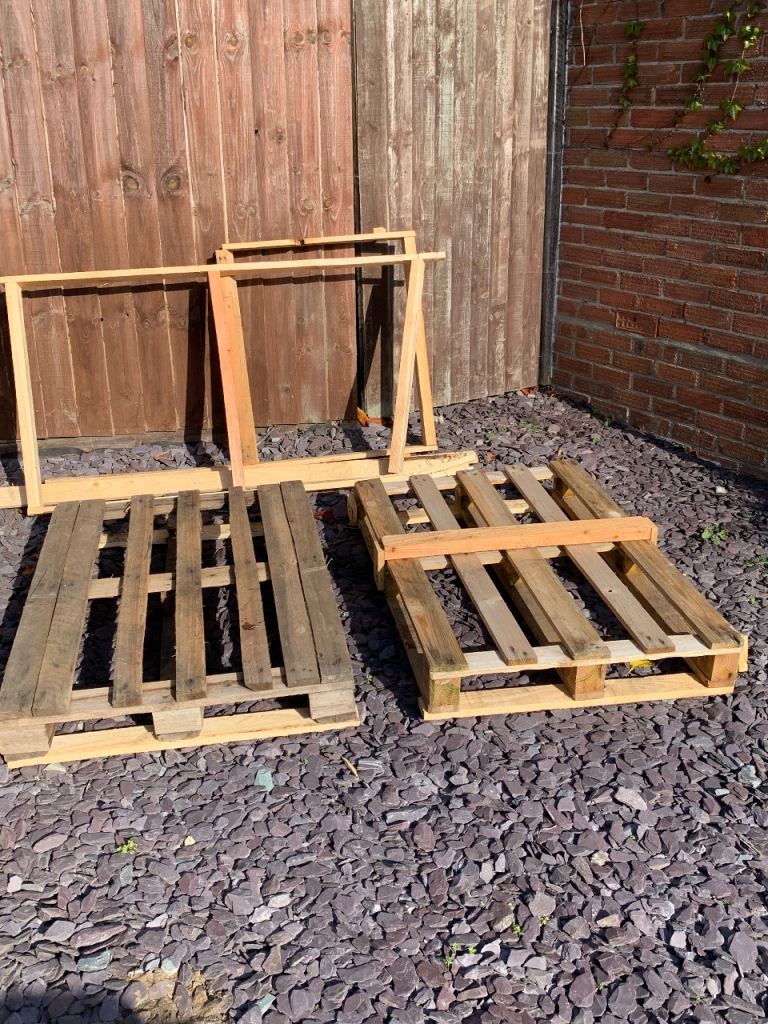 2 free wooden pallets