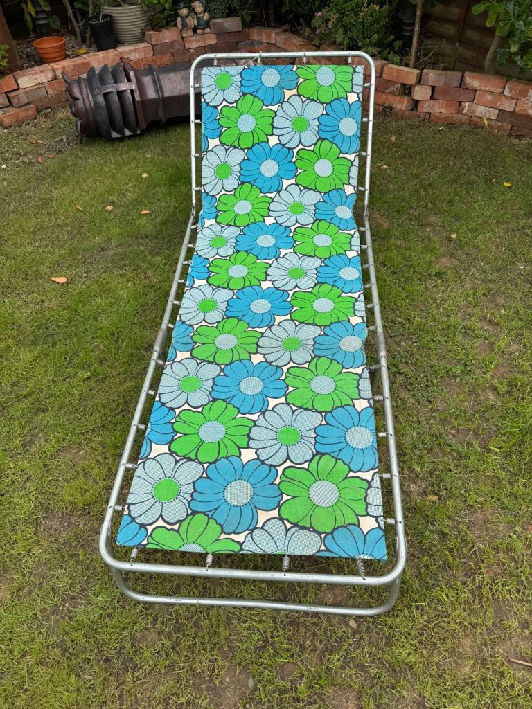Original 1970’s Retro Vintage Garden Sun Bed Lounger Recliner Floral Pattern bag of extra springs. 