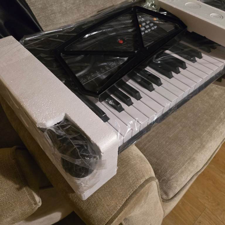 Piano KBI ELECTRONICK KEYBOARD 61-KEY