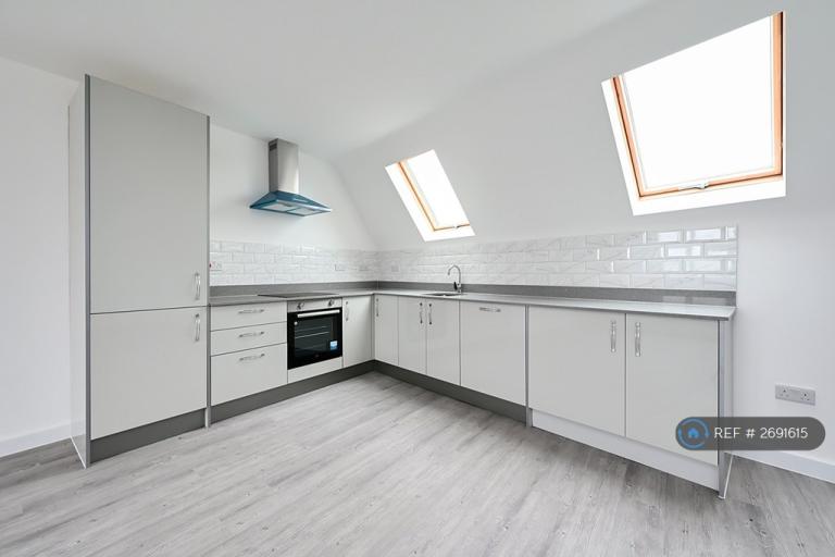 image for 2 bedroom flat in Lynchford Road, Farnborough, GU14 (2 bed) (#2691615)