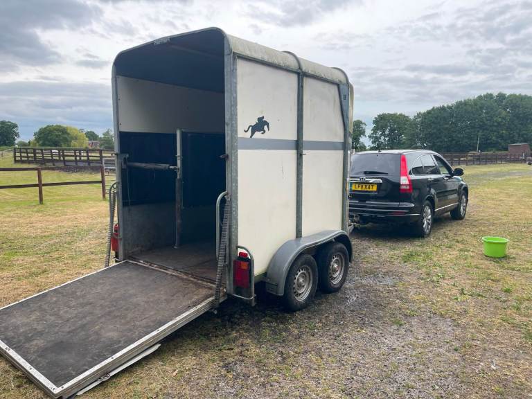 batesman horse trailer