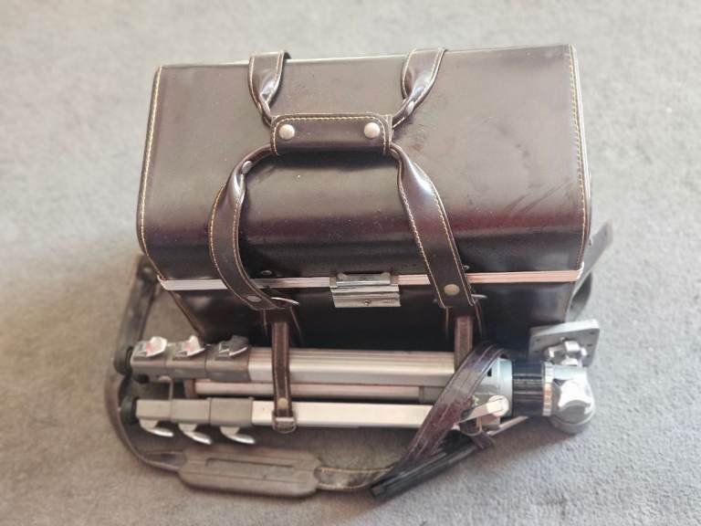 Camera equipment case (professional heavy duty) with tripod