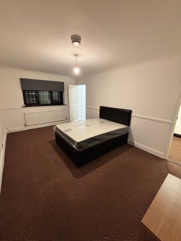 EXTRA LARGE ROOM TO RENT**PRIVATE BATHROOM**PARKING**