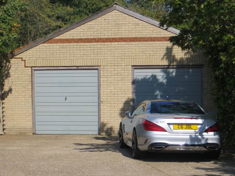 SS16 ~ ​Double Garage​ / Property ~ ​Pitsea, Basildon ~ Wide access ~ Building potential​ (stpp)!!