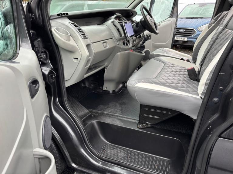 Vauxhall vivaro 2 berth camper 5 seats and 5 belts in good condition 