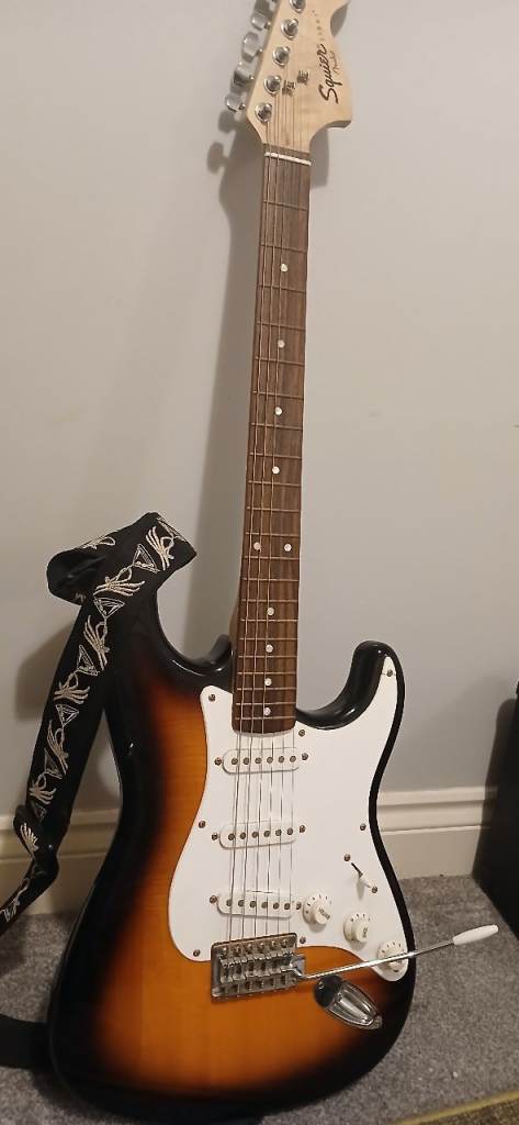 Squier Affinity Stratocaster (Sunburst) + Kustom Dart 10FX Amp - Starter Bundle
