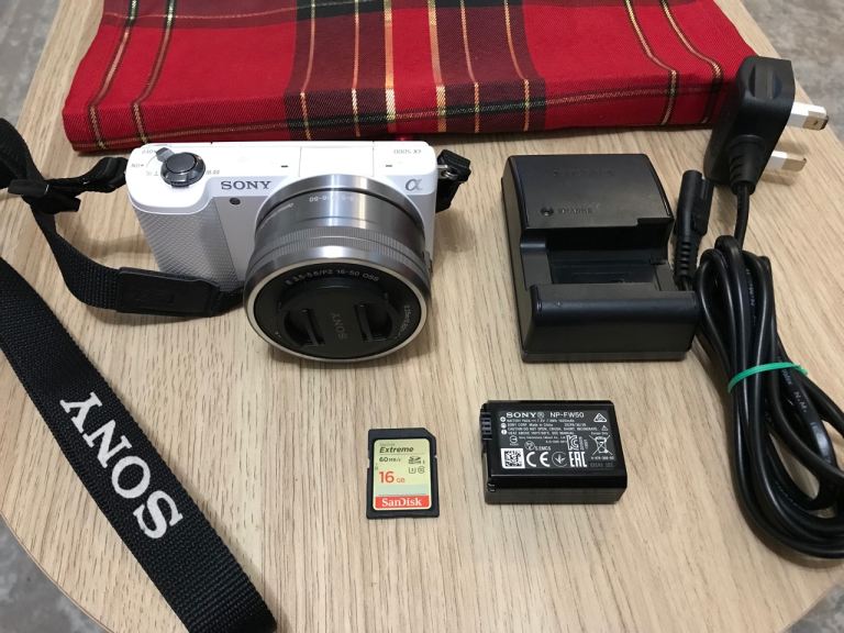 Sony Alpha a5000 20.1MP WiFi Mirrorless Digital Camera +16-50mm oss Zoom Lens immaculate condition