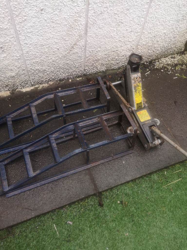 Trolley jack (2 tonne) & axle stands