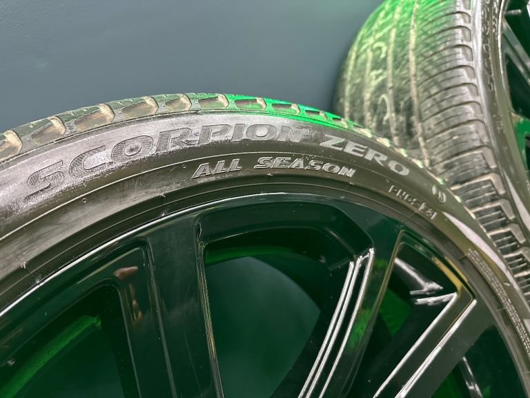 Land Rover Discovery 5 22” Powdered Gloss Black alloy wheels - style 5025 & 5/7mm+ Pirelli’s!