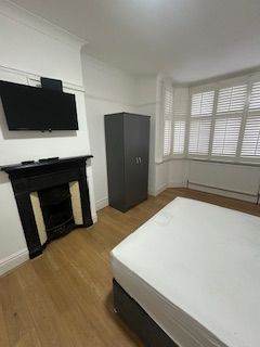 3 bedroom property available for Company Let in Norbury