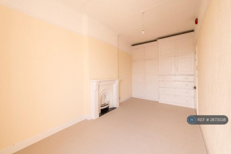 1 bedroom flat in Caledonia Place, Clifton, Bristol, BS8 (1 bed) (#2873038)