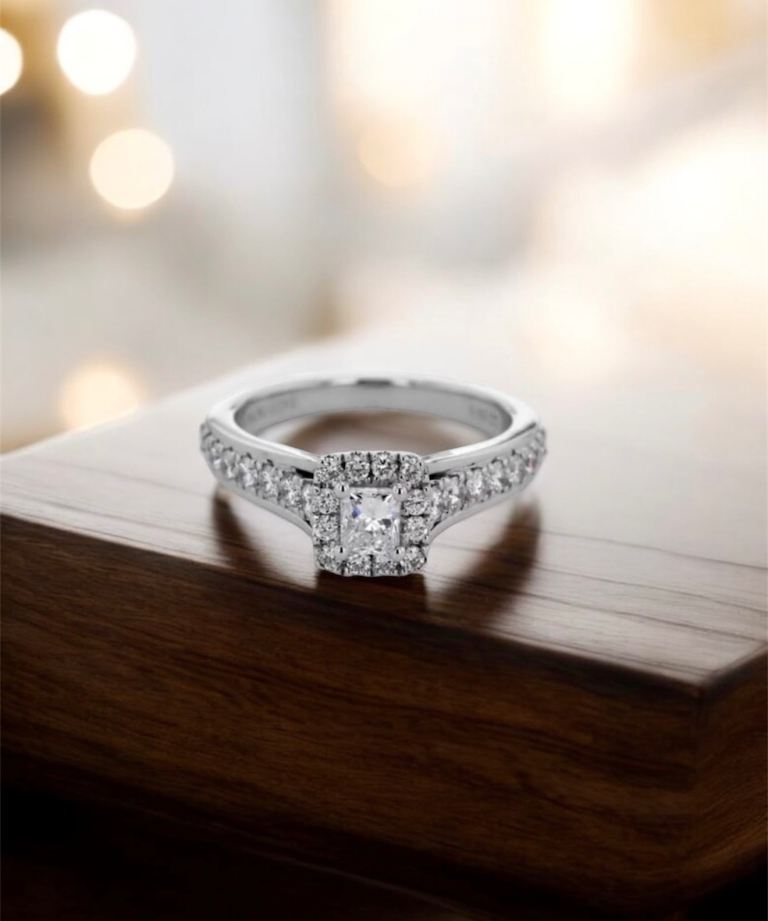 Stunning Vera Wang 18ct White Gold 0.69ct Diamond Princess Cut Halo Engagement Ring