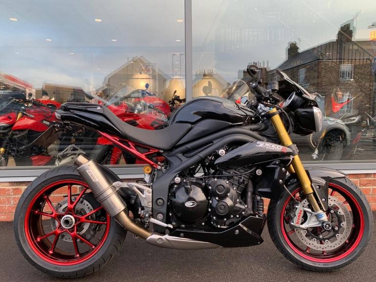 Triumph Speed Triple R 1050 - 12 MONTHS WARRANTY - LOTS OF EXTRAS