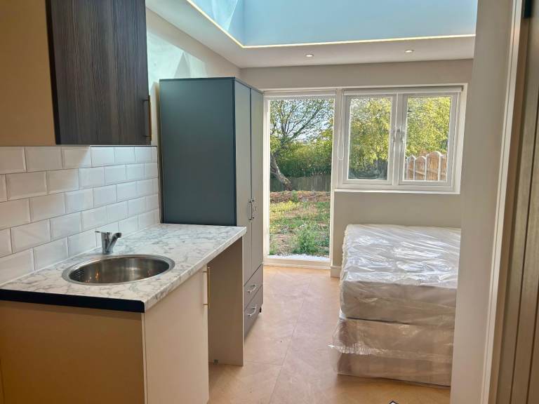 Self-contained studio flat in Potters Bar (Garden Access) - DSS Welcome
