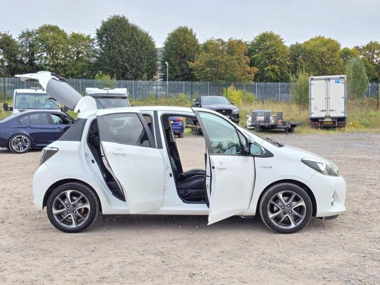 2014 Toyota Yaris 1.5 VVT-h Trend Hatchback 5dr Petrol Hybrid CVT Euro 5 (101 ps) Hatchback Hybri...