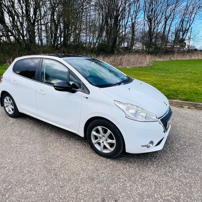 Pegeout 208, 1.2ltr petrol, £20 tax, panroof