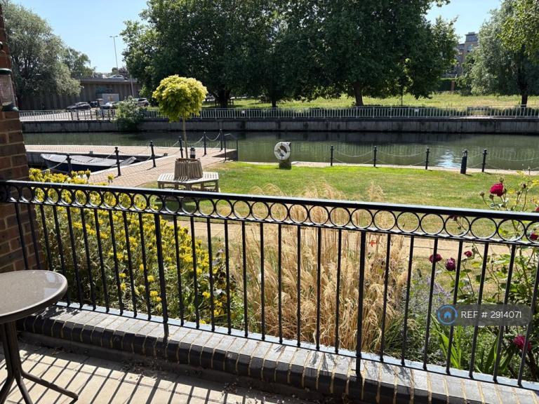 2 bedroom flat in Mariners Way, Cambridge, CB4 (2 bed) (#2914071)