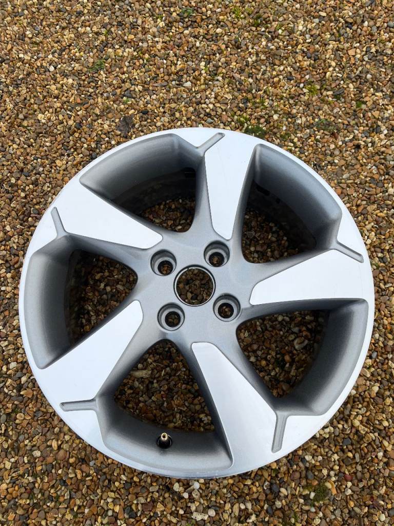 Fiesta MK7/8 17” Alloy Wheel 5 spoke 7 x 17" With A Light Scuff.
