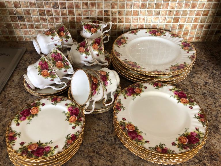 Royal Albert old country roses tea/ dinner 