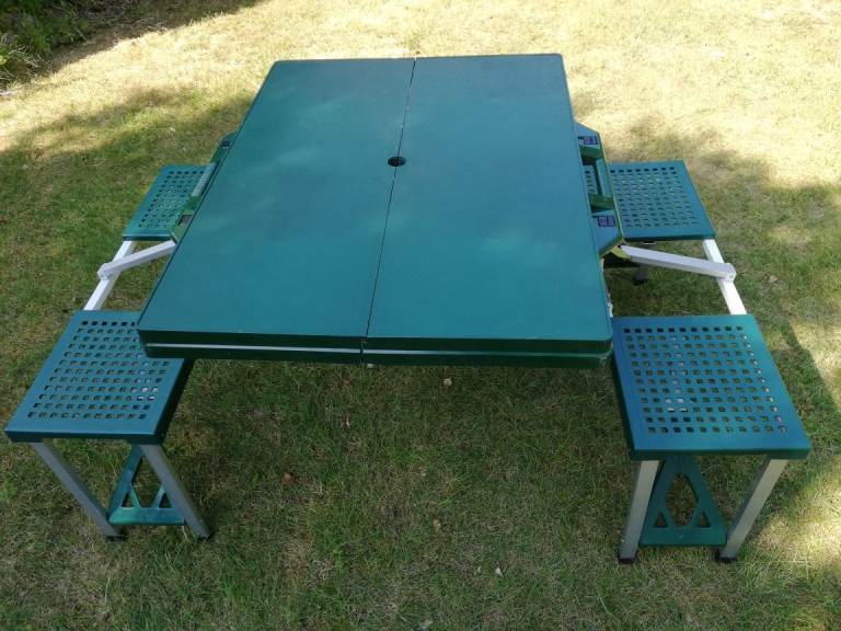 Foldable green picnic table for 4 people - in good condition - ideal now that summer is coming!