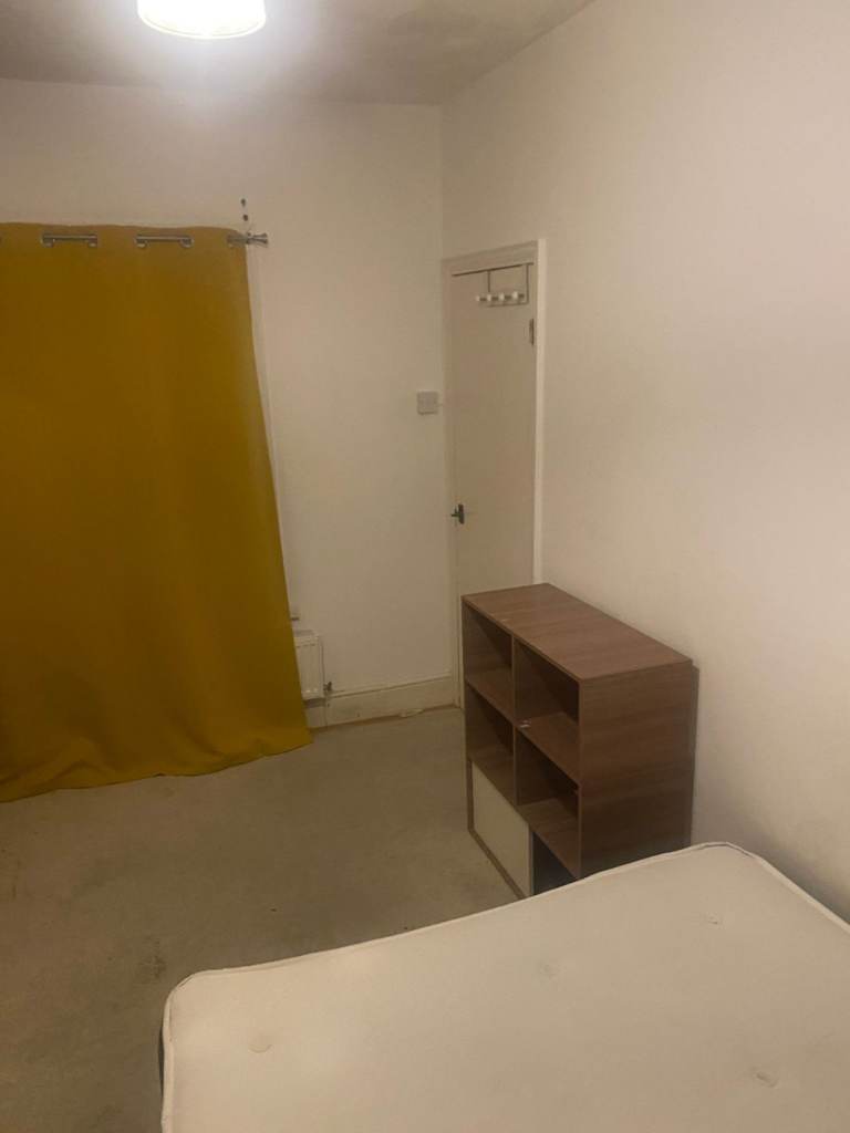 Double room near Wrexham city centre - 3 bed room house