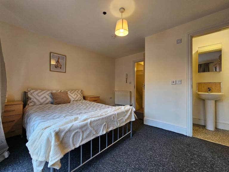 En-suite room available for rent!