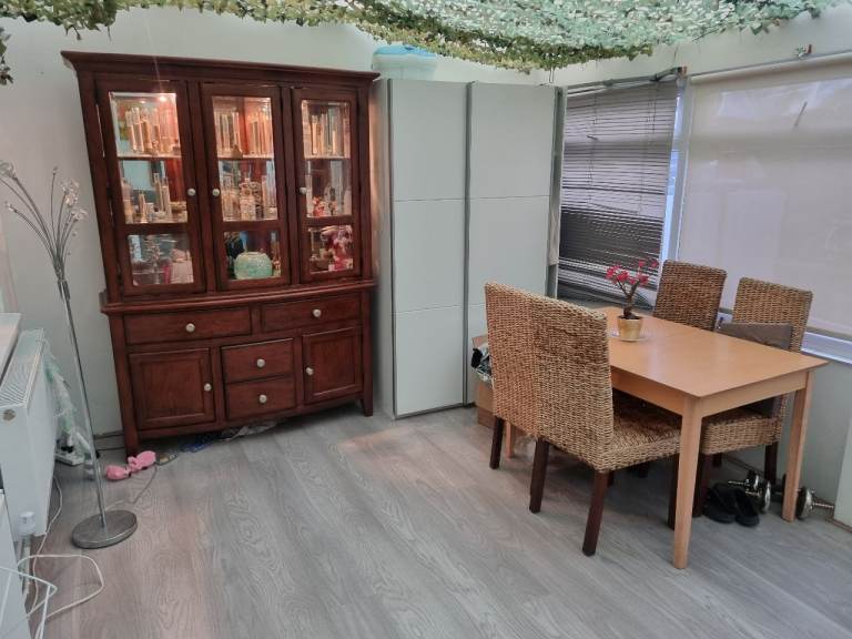 4 rooms to let in 2 houses with garden!