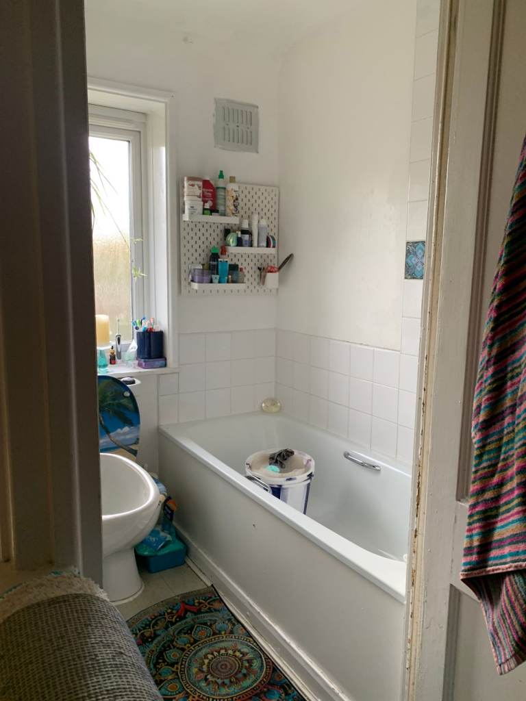 BRIGHT DOUBLE ROOM FOR RENT 