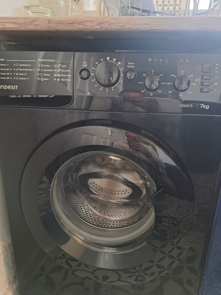Indesit 7kg Washing Machine – Black, Good Condition