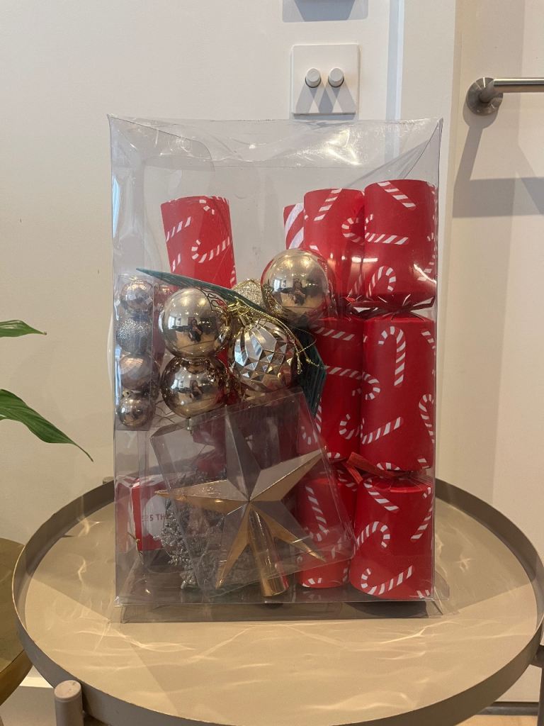 Christmas Crackers & Baubles Set