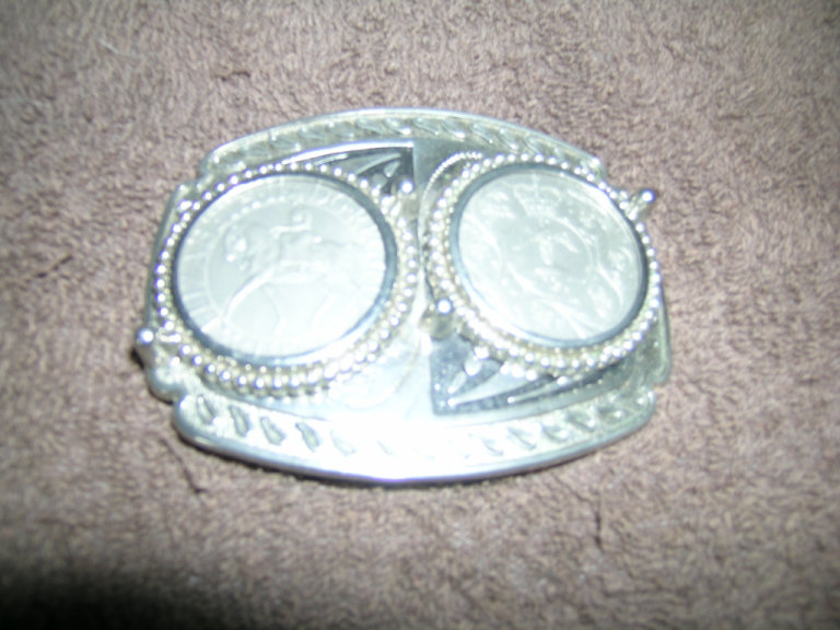 Belt buckle with 2x1977 queens jubilee coins 