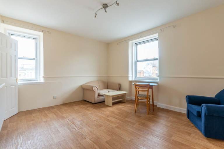 Spacious and bright, 2-bedroom flat with neutral décor, in Southside - available soon